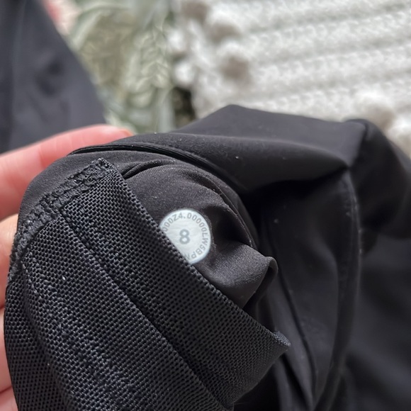 Lululemon on the fly pant size 8 - Picture 3 of 4